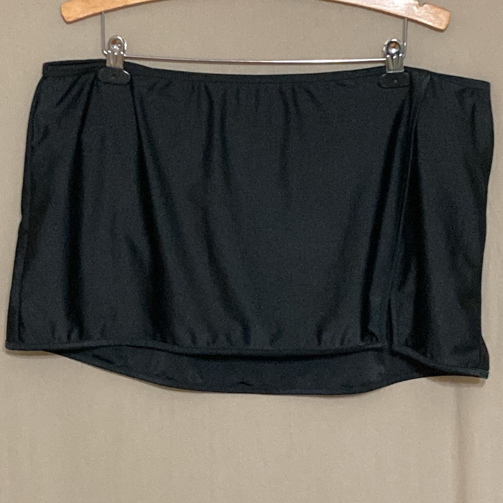 NWOT black swim skirt with faux wrap side slit Size 1X